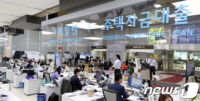 서울의 한 은행에서 직원들이 업무를 보고 있다. 2017.10.24/뉴스1 © News1 황기선 기자