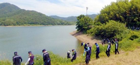 경찰이 21일 실종된 이양을 찾기 위해 강진의 한 저수지 일대를 수색하고 있다.(사진=전남경찰청)