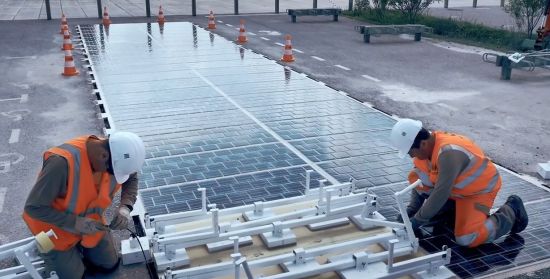 미국 조지아주 애틀랜타 도심의 도로에 태양광 패널을 설치하고 있는 꼴라스사 직원들.[사진=꼴라스사 홈페이지(wattwaybycolas.com)]