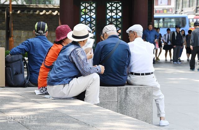 지난 5일 서울 종로구 탑골공원에서 노인들이 모여 이야기를 나누고 있다. 배우한 기자