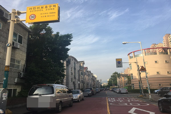 경기 용인시 풍덕천동 빌라촌 일대 어린이보호구역에 불법주차한 차량들.  /김리영 기자