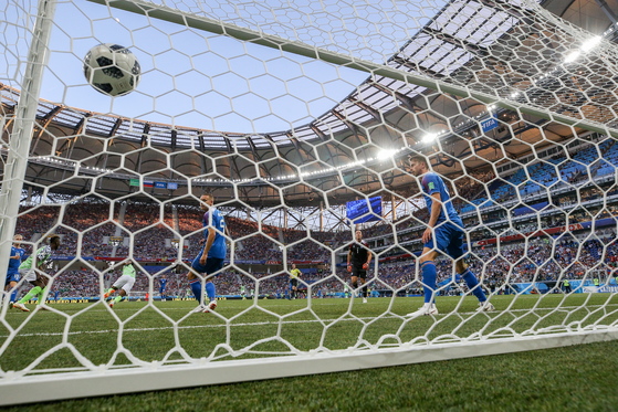 23일 열린 러시아 월드컵 D조 조별리그 2차전에서 아이슬란드전에서 나이지리아의 아메드 무사가 골을 터뜨리고 있다. [타스=연합뉴스]