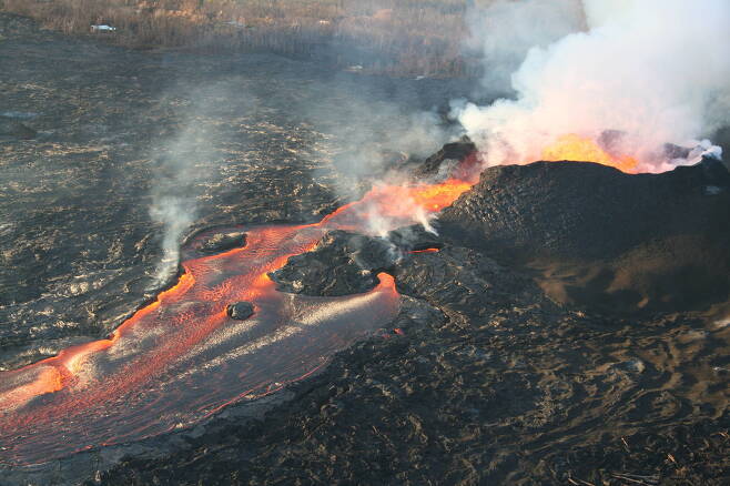 미국 하와이 킬라우에아 화산에서 흘나온 용암이 흘러내리고 있다. [EPA=연합뉴스]