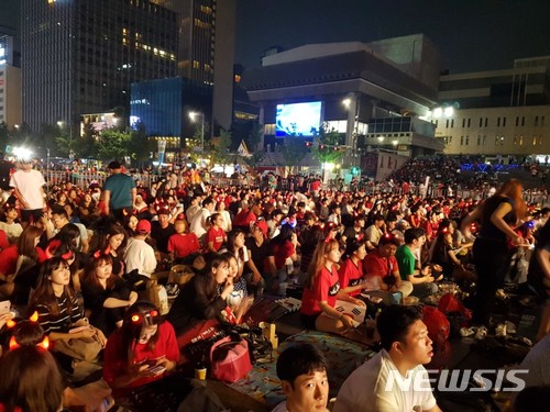 【서울=뉴시스】김지은 기자 = 서울 광화문 광장에 모인 시민들이 공연을 즐기며 멕시코전을 기다리고 있다.