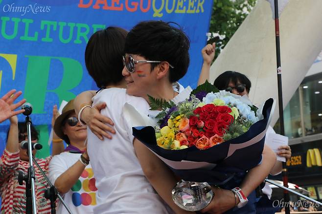 23일 오후 대구 중구 동성로에서 열린 퀴어축제에서 배진교 조직위원장이 감사패와 꽃다발을 받아든 뒤 포옹을 하고 있다. ⓒ조정훈