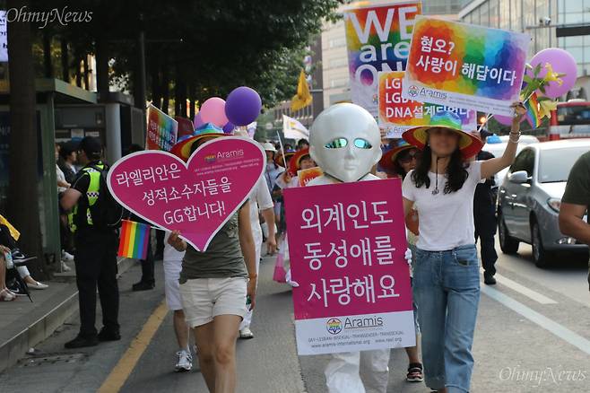 23일 오후 대구 중구 동성로에서 열린 대구퀴어문화축제 참가자들이 자긍심의 퍼레이드를 진행하고 있다. ⓒ조정훈