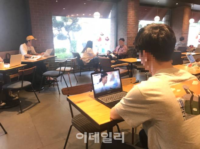 서울 구로구의 한 카페에서 한 남성이 스웨덴전 하이라이트 영상을 보고 있다. (사진=최정훈 기자)