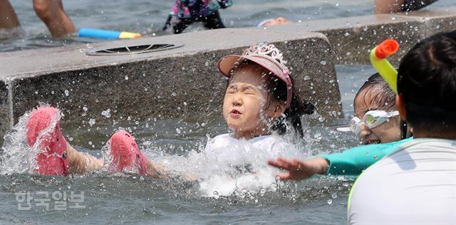 [더11] 무더운 날씨를 보인 24일 서울 여의도 물빛광장을 찾은 어린이들이 물놀이를 하며 더위를 식히고 있다. 서재훈 기자 spring@hankookilbo.com