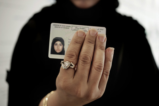 한 사우디 여성이 23일(현지시간) 새로 받은 운전 면허증을 보여주고 있다. [AP=연합뉴스]