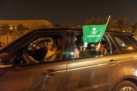 한 사우디 여성이 24일(현지시간) 코바르 시내 중심 도로에서 그녀의 친구들과 자신의 첫번째 운전을 축하하고 있다. [AFP=연합뉴스]