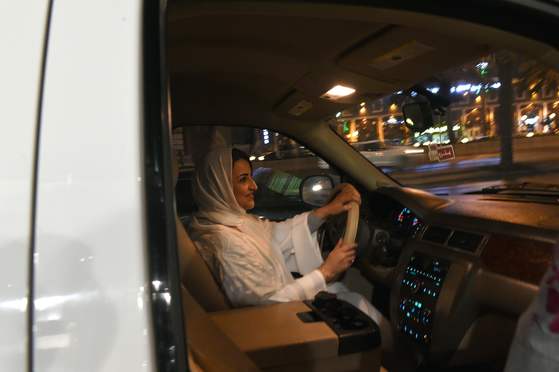 사우디 여성 사마르 알 모겐이 24일(현지시간) 새벽 처음으로 리디아 시내를 자신의 차를 운전하며 지나고 있다. [AFP=연합뉴스]