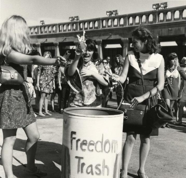1968년 미국 미스아메리카 선발대회에 반대해 쓰레기통에 브래지어를 버리는 퍼포먼스를 벌이는 여성들./핀터레스트