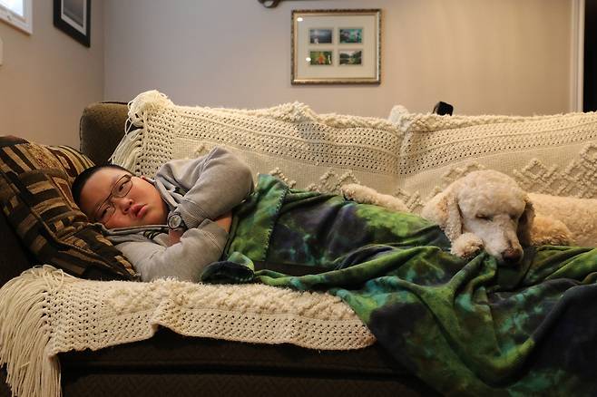 지난 4월16일 학교에서 돌아온 제트가 위스키와 함께 소파에 누워 쉬고 있다.