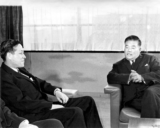 62년 11월 12일 김종필 중앙정보부장(왼쪽)이 오히라 마사요시 외상과 대일 청구권 자금 협상을 하고 있다. [중앙포토]