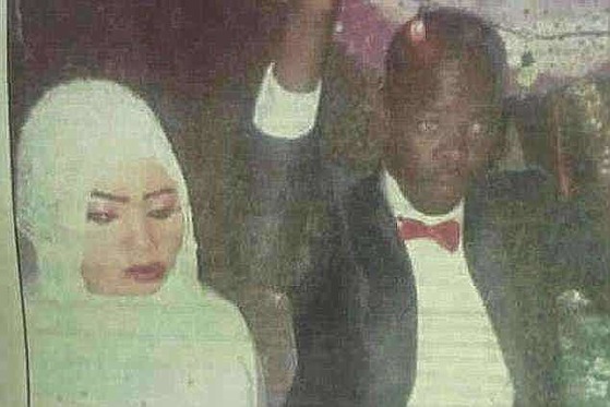 원치 않는 결혼 뒤 자신을 성폭행한 남편을 살해한 혐의로 사형 선고를 받은 수단의 19세 소녀 누라 후세인(왼쪽)의 결혼 사진. [데일리메일 캡처]