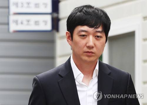 영장실질심사 출석하는 조재범 전 코치 (성남=연합뉴스) 홍기원 기자 = 한국 여자 쇼트트랙의 간판 심석희를 비롯한 선수들을 폭행한 혐의로 구속영장이 청구된 조재범 전 국가대표팀 코치가 25일 오전 경기도 성남시 수원지방법원 성남지원에서 열린 구속 전 피의자심문(영장실질심사)에 출석하고 있다. xanadu@yna.co.kr