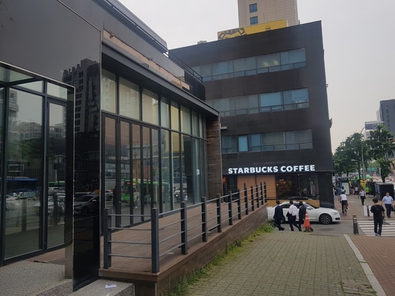 서울 강남구 신사동에 스타벅스 매장이 새로 생긴 이후 기존에 있던 파스쿠찌 신사역점이 문을 닫았다. 함종선 기자