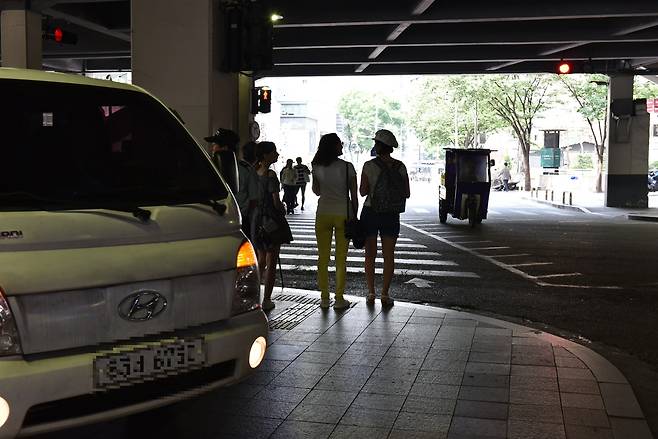 인도와 차도의 구분이 모호했다. 횡단보도와 근접한 인도로는 용달 차량이 수시로 오가 위험해 보였다. ⓒ채경민