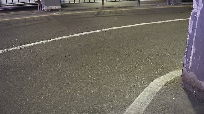 낙원상가 아래 도로 곡선 구간에서는 기둥을 피해 차로 폭이 15cm 가량 줄어든다. 기둥을 피해 운전하려면 차로 위반을 하기 쉽다. ⓒ채경민