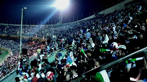 25일 테헤란 아자디 스타디움에 모인 이란 축구팬들[연합뉴스]