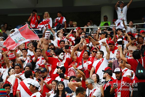 열광하는 페루 축구팬들의 모습. 사진=게티이미지코리아