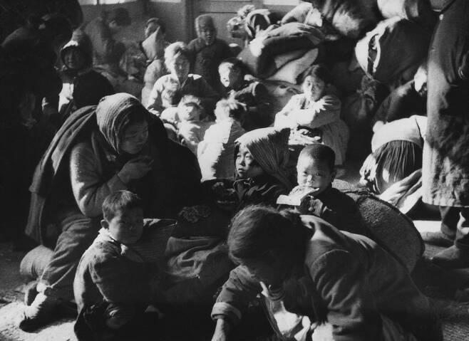 1951년 1월 국방부 정훈국 임인식 사진대장이 찍은 서울역. 혹한 속에서 피난열차를 기다리는 사람들이 카메라를 바라보고 있다. 임정의 제공