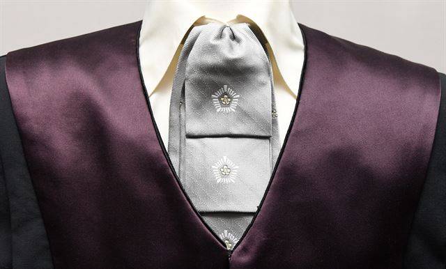 여성용 법복. 전체적인 모양새는 남성용과 같으나 흰색 셔츠 대신 블라우스를, 넥타이 대신 은회색 에스코트 타이를 맨다.