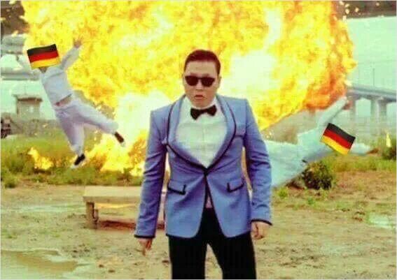 한국을 대표하는 아티스트 싸이의 뮤직비디오 장면에 독일이 날아가는(?) 장면을 합성한 게시물이 인기를 끌고 있다 (사진=인터넷 커뮤니티 캡처)