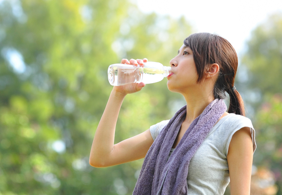 물을 너무 많이 마시면 부종이나 저나트륨증에 빠질 수 있고, '물 중독'에 걸리면 사망에 이를 수도 있다. [중앙포토]