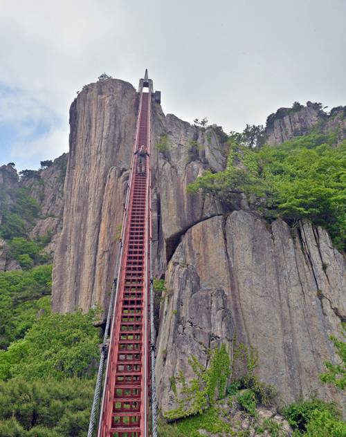 전북 완주 대둔산 삼선계단은 오를 수만 있는 일방통행길이다. 총 길이 36m, 계단 127개, 경사 51도다.