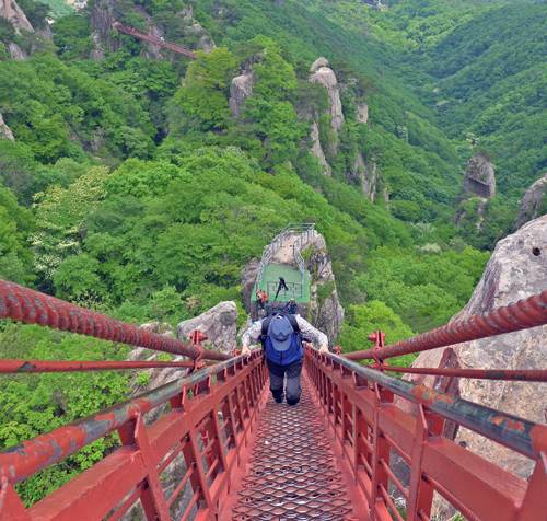 삼선계단은 오르기 시작하면 계단 중간에서 멈추지 않아야 무서움을 덜 느끼며 빨리 오를 수 있다.