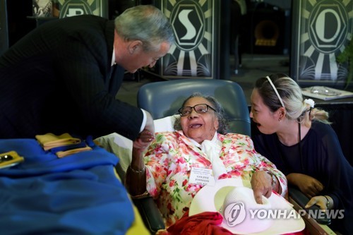 인간 최대수명 한계는? 필라델피아 100세의 날을 맞아 골디 존슨(106) 할머니가 짐 케네디 시장의 예방을 받고있다.[AP=연합뉴스]