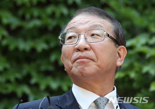 양승태 전 대법원장이 지난 1일 오후 경기도 성남시 자택 인근에서 ‘재판거래 의혹’ 관련 입장을 발표하고 있다. 뉴시스