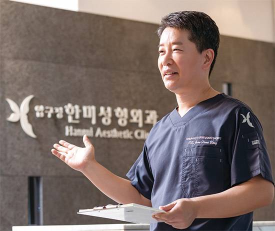 안검하수 교정 수술 방법은 다양하다. 경미한 안검하수와 짝눈 교정에는 ‘비절근 뮬러근 단축술’이 효과적인 수술법으로 주목받는 중이다. 사진은 전훈봉 한미성형외과의원장이 뮬러근 단축술에 대해 설명하는 모습. <사진 : 최영재 기자>