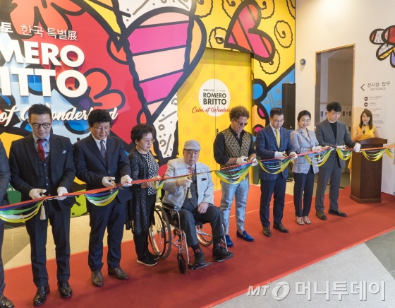 한국특별전-컬러 오프 원더랜드'(COLOR OF WONDERLAND) 개관식에서 커팅식이 열리고 있다.