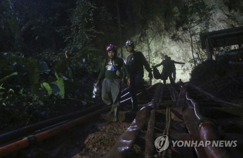 실종된 유소년 축구팀 수색위해 동굴로 들어가는 구조대원들 [AP=연합뉴스]