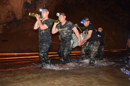 배수용 펌프를 운반하는 태국 군인들[태국군 제공=연합뉴스]