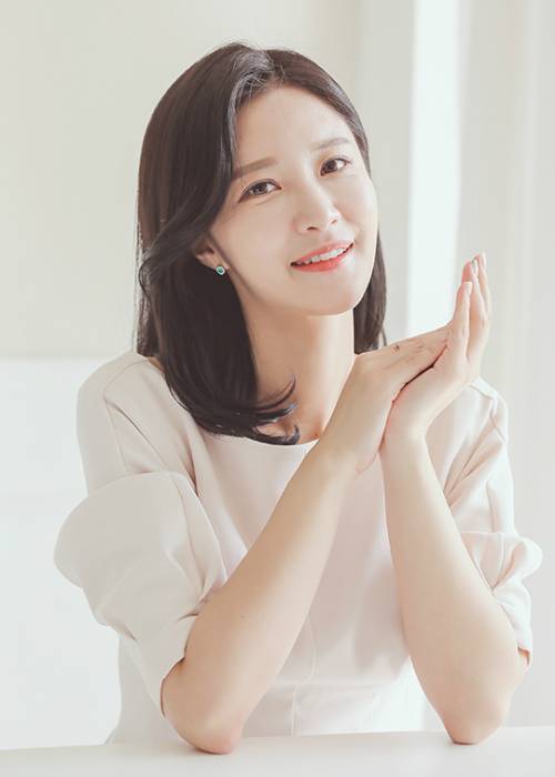 아나운서 박가영이 온화한 미소를 지으며 포즈를 취하고 있다.