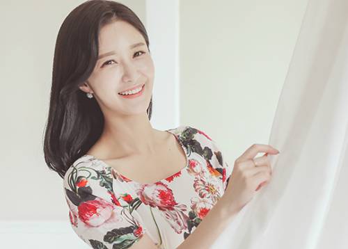 아나운서 박가영이 온화한 미소를 지으며 포즈를 취하고 있다.