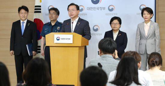 15일 오전 서울 종로구 정부서울청사에서 교육부·법무부·행정안전부·여성가족부·경찰청 등 관계기관 합동 브리핑에서 김부겸 행정안전부 장관이 발언을 하고 있다. 뉴시스