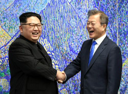 문재인 대통령과 김정은 국무위원장이 판문점 평화의 집 2층 회담장에서 열린 남북정상회담에 앞서 기념 촬영을 하고 있다.