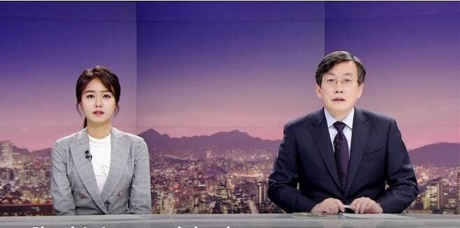 ▲ JTBC '뉴스룸'을 진행하는 안나경 아나운서(왼쪽)와 손석희 보도담당 사장(오른쪽).