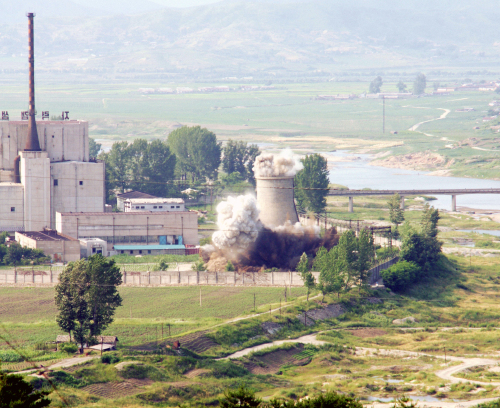 2008년 6월 27일 북한이 비핵화 의지를 밝히기 위해 영변 원자로의 냉각탑을 폭파하고 있다. 세계일보 자료사진
