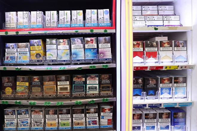 7일 식품의약품안전처가 궐련형 전자담배의 유해성분을 분석한 결과를 발표했다. 발표에 따르면 궐련형 전자담배에서도 국제암연구소가 ‘1급 발암물질’로 분류하고 있는 성분이 5개나 검출됐다. 니코틴 함유량은 일반담배와 유사한 수준이었고, 타르는 일반담배보다 더 많이 검출됐다. 보건당국 유해성 분석을 통해 “궐련형 전자담배도 암 등 각종 질병을 일으킬 수 있다”고 결론 내림에 따라 ‘덜 해로운 담배’로 불리는 궐련형 전자담배를 둘러싼 유해성 논란이 또다시 불붙을 전망이다. 사진은 이날 서울의 한 편의점의 전자담배 매대. 연합뉴스