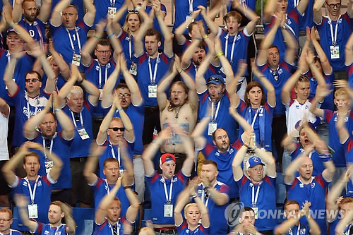 바이킹 박수' 응원 펼치는 아이슬란드 축구팬들 [AFP=연합뉴스]