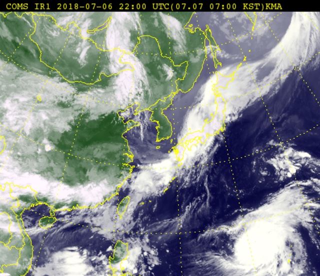 지난 7일 오전 7시 기준 한반도와 그 주변 지역의 위성사진. 물결 모양의 짙은 비구름대가 일본 열도를 휘감고 있다. 기상청 제공.