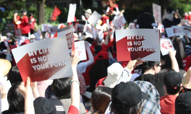 Protesters gather at Hyehwa subway station on Satruday, July 7. (Yonhap)