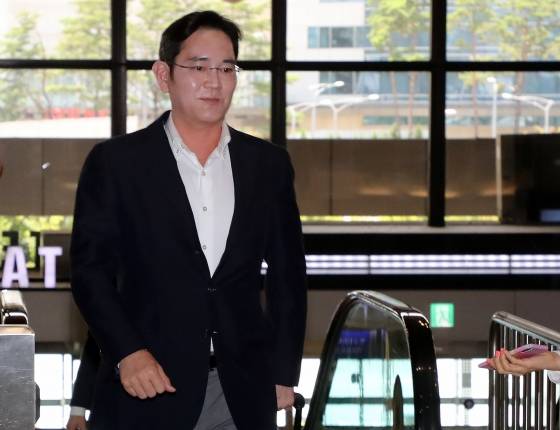 8일 김포공항에서 인도 출장길에 오른 이재용 삼성전자 부회장/사진=뉴스1