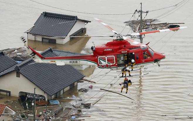 일본 오카야마(岡山)현 구라시키(倉敷)시 마비초(眞備町) 마을이 7일 물에 잠겨있다. 일본 서남부 지역에는 48시간 최고 650㎜에 이르는 폭우가 쏟아졌다. [AP 연합]