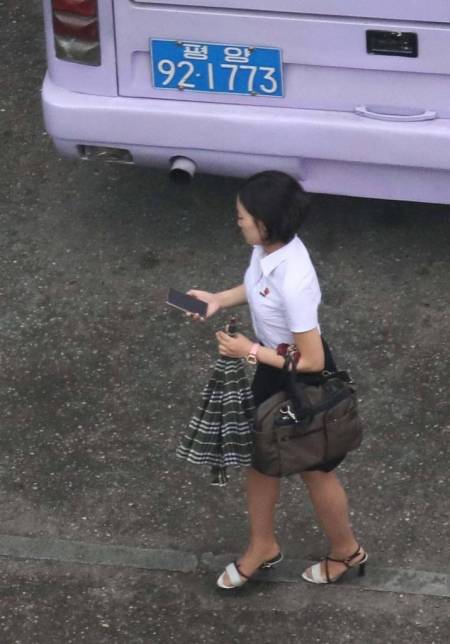 【평양=뉴시스】 사진공동취재단 = 5일 오전 평양에서 한 시민들이 휴대전화를 보며 거리를 지나고 있다. 2018.07.05. photo@newsis.com <저작권자ⓒ 공감언론 뉴시스통신사. 무단전재-재배포 금지.>